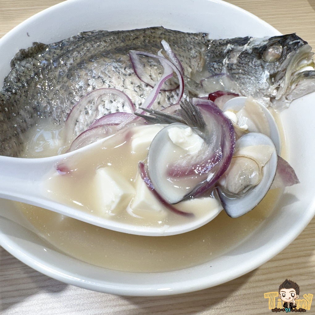 新竹.竹北魚氏湯麵。 可能是新竹最有膠質的魚湯麵! 三杯雞飯免費加飯加湯汁! 丸龜平替版天婦羅炸物隨意選! 冬天暖心關東煮! (菜單營業時間地址電話) - 第41張圖