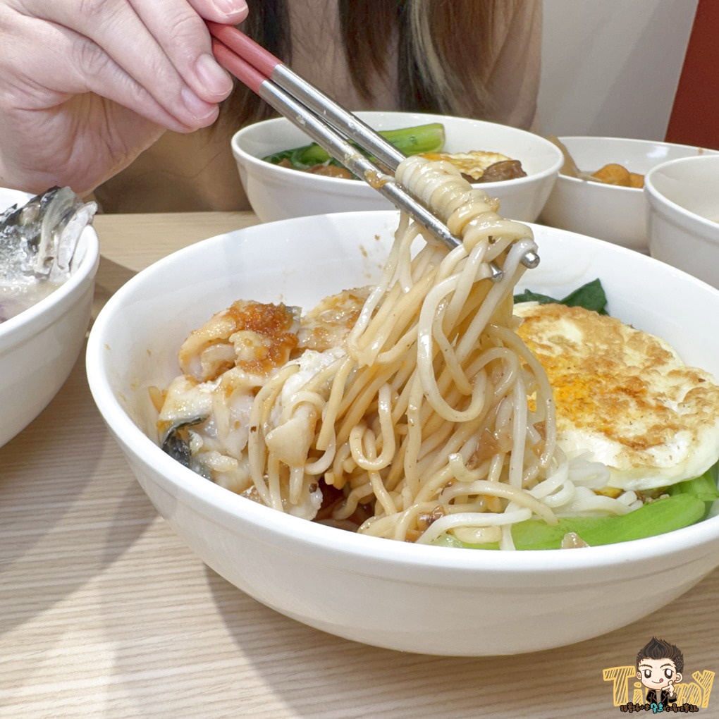 新竹.竹北魚氏湯麵。 可能是新竹最有膠質的魚湯麵! 三杯雞飯免費加飯加湯汁! 丸龜平替版天婦羅炸物隨意選! 冬天暖心關東煮! (菜單營業時間地址電話) - 第51張圖