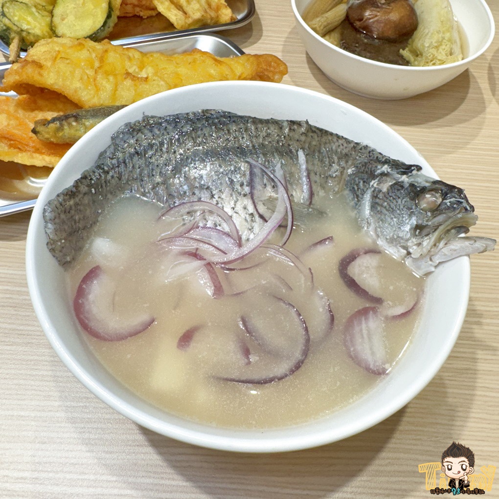 新竹.竹北魚氏湯麵。 可能是新竹最有膠質的魚湯麵! 三杯雞飯免費加飯加湯汁! 丸龜平替版天婦羅炸物隨意選! 冬天暖心關東煮! (菜單營業時間地址電話) - 第38張圖