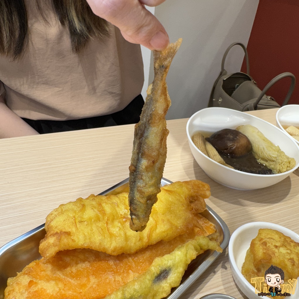 新竹.竹北魚氏湯麵。 可能是新竹最有膠質的魚湯麵! 三杯雞飯免費加飯加湯汁! 丸龜平替版天婦羅炸物隨意選! 冬天暖心關東煮! (菜單營業時間地址電話) - 第69張圖