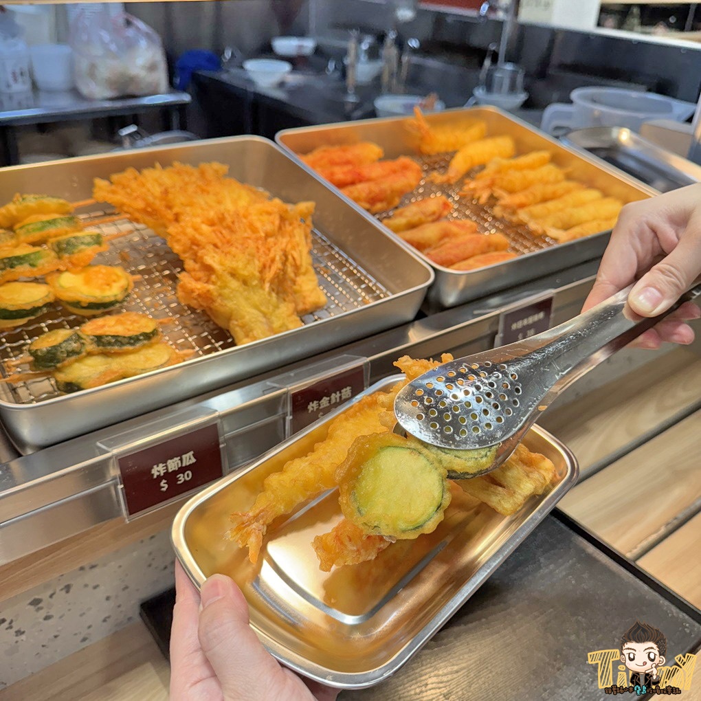 新竹.竹北魚氏湯麵。 可能是新竹最有膠質的魚湯麵! 三杯雞飯免費加飯加湯汁! 丸龜平替版天婦羅炸物隨意選! 冬天暖心關東煮! (菜單營業時間地址電話) - 第18張圖