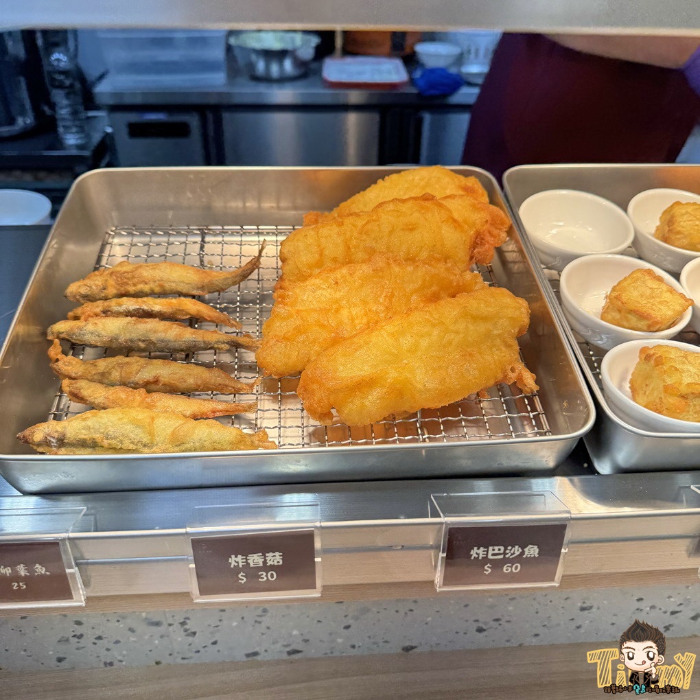 新竹.竹北魚氏湯麵。 可能是新竹最有膠質的魚湯麵! 三杯雞飯免費加飯加湯汁! 丸龜平替版天婦羅炸物隨意選! 冬天暖心關東煮! (菜單營業時間地址電話) - 第19張圖