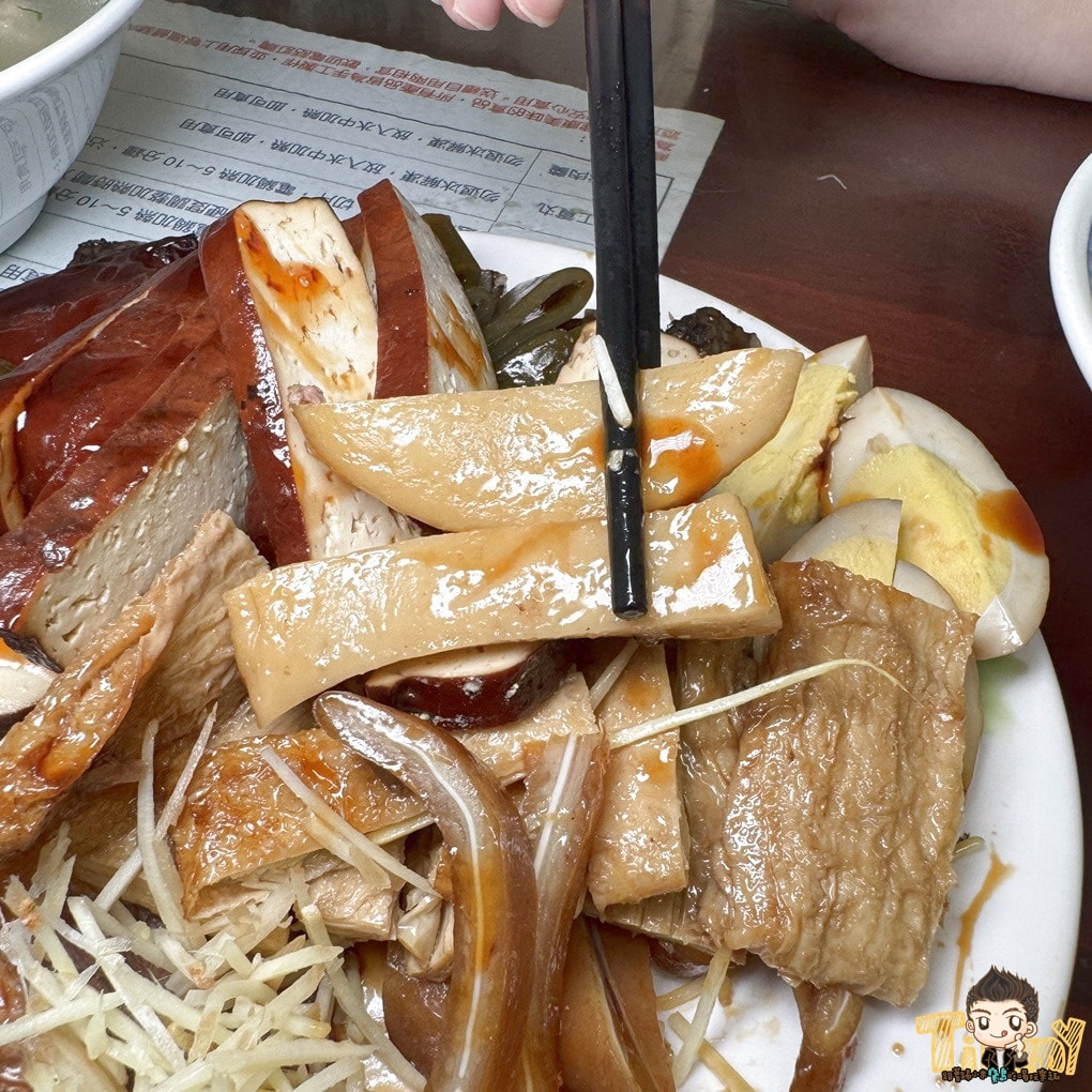 新竹縣竹北美食|張三桌百年小吃。隱藏在巷弄裡百年好滋味麵食館.現滷現賣滷味限量太晚去會買不到.推粄條.乾麵.米粉(菜單地址營業時間電話.邀約)–踢小米食記