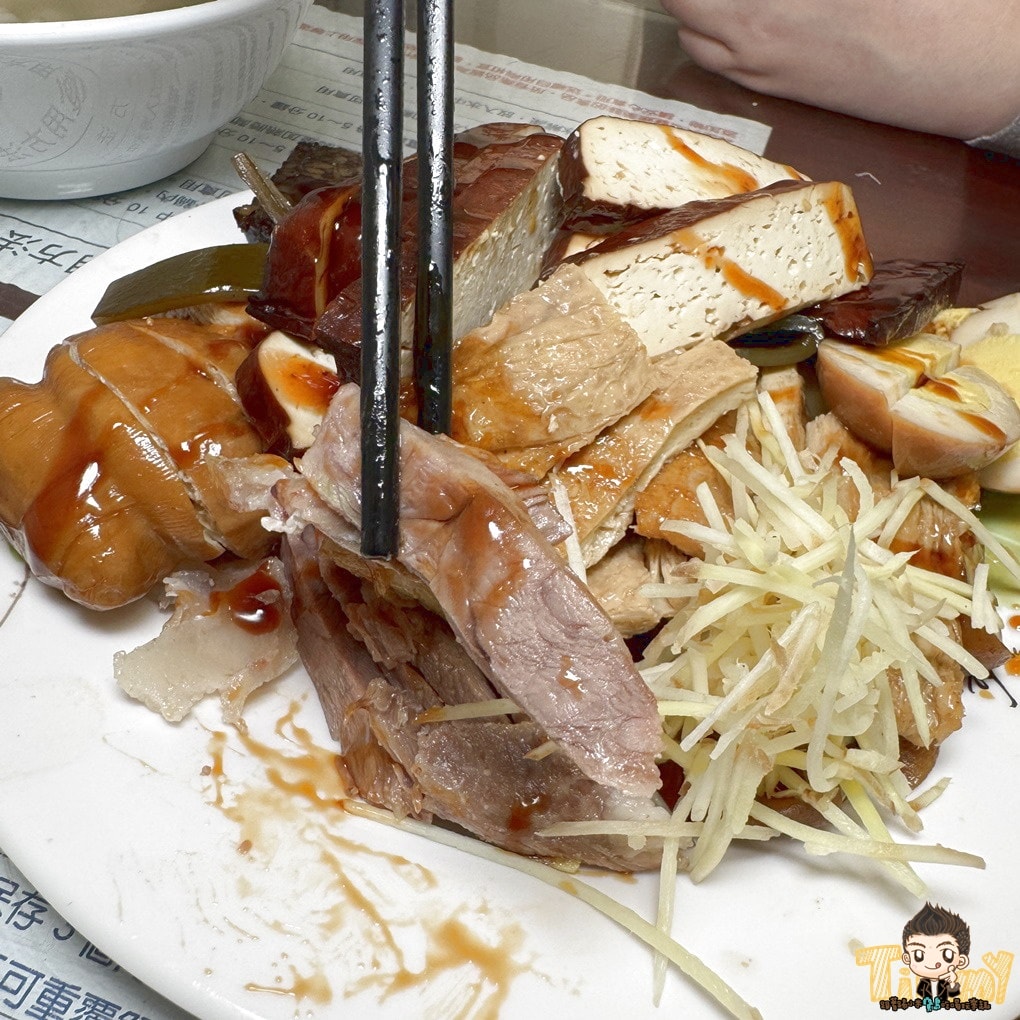 新竹縣竹北美食|張三桌百年小吃。隱藏在巷弄裡百年好滋味麵食館.現滷現賣滷味限量太晚去會買不到.推粄條.乾麵.米粉(菜單地址營業時間電話.邀約)–踢小米食記