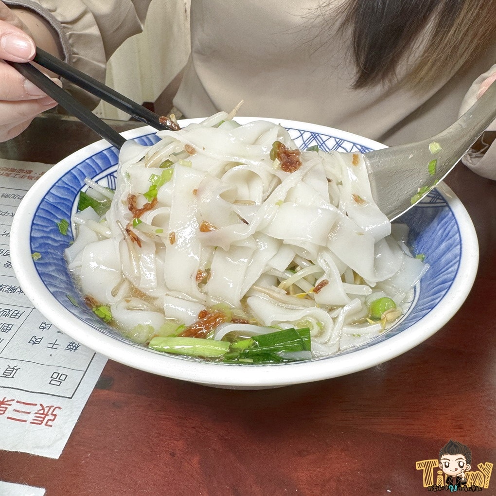 新竹縣竹北美食|張三桌百年小吃。隱藏在巷弄裡百年好滋味麵食館.現滷現賣滷味限量太晚去會買不到.推粄條.乾麵.米粉(菜單地址營業時間電話.邀約)–踢小米食記