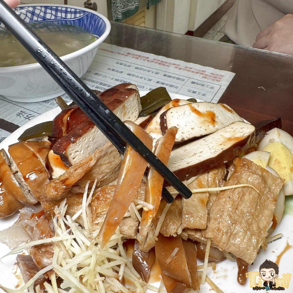 新竹縣竹北美食|張三桌百年小吃。隱藏在巷弄裡百年好滋味麵食館.現滷現賣滷味限量太晚去會買不到.推粄條.乾麵.米粉(菜單地址營業時間電話.邀約)–踢小米食記