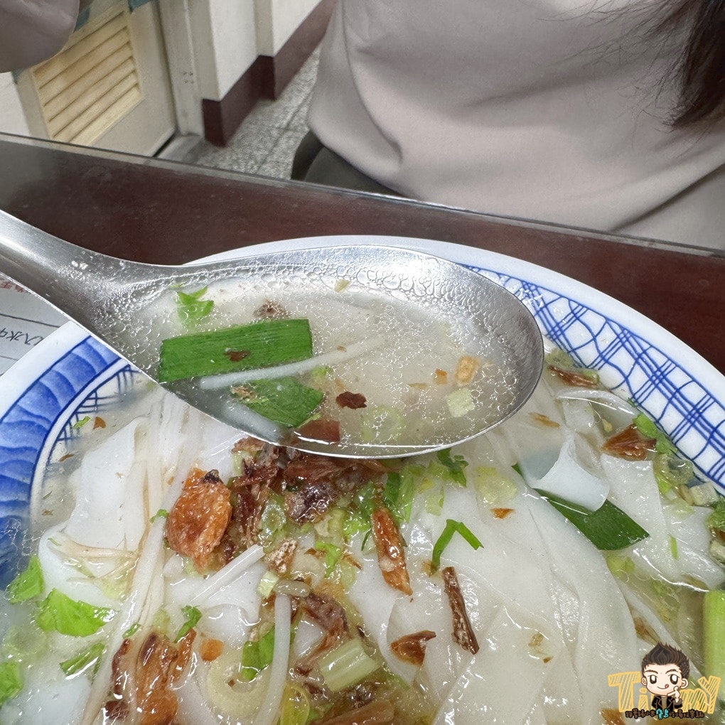 新竹縣竹北美食|張三桌百年小吃。隱藏在巷弄裡百年好滋味麵食館.現滷現賣滷味限量太晚去會買不到.推粄條.乾麵.米粉(菜單地址營業時間電話.邀約)–踢小米食記