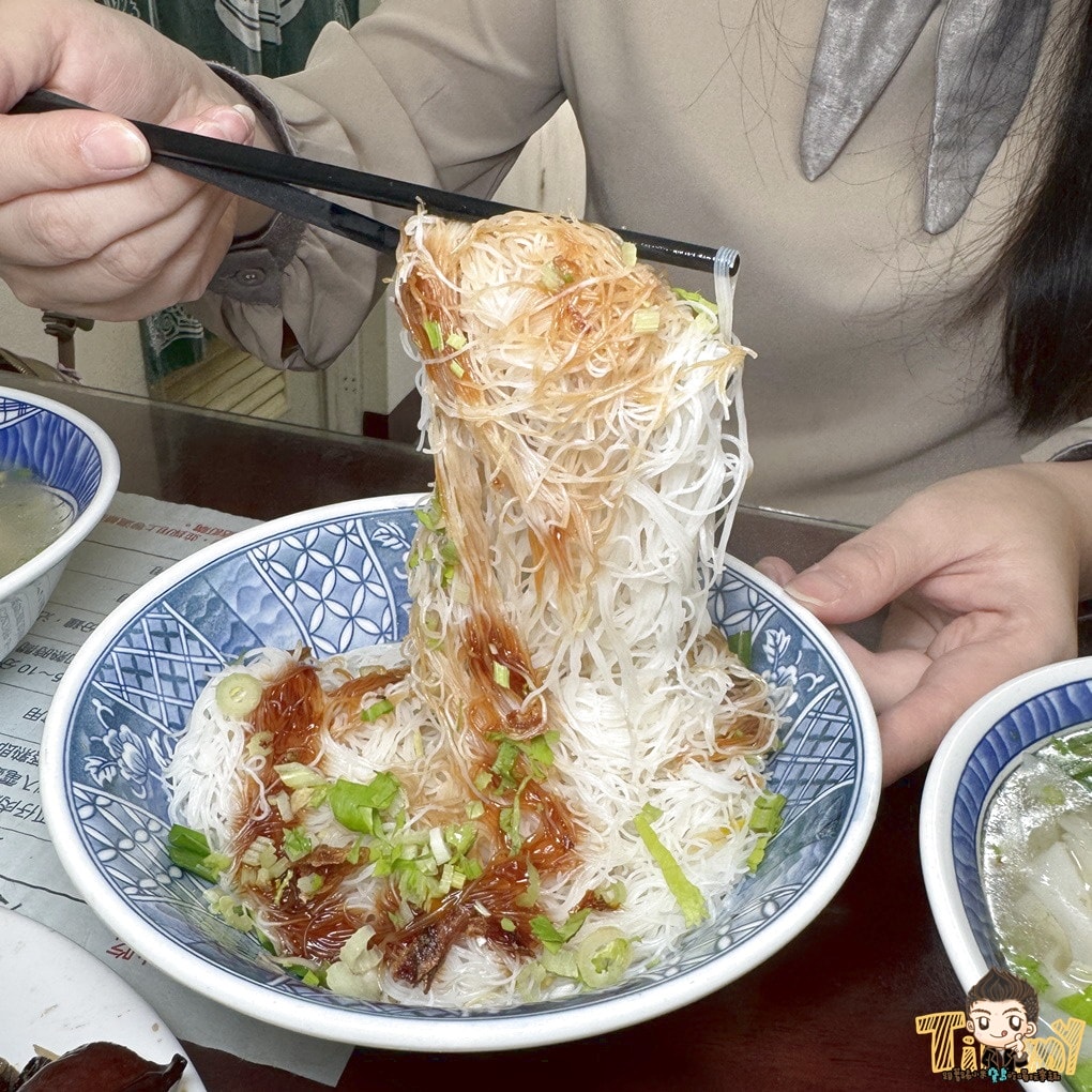 新竹縣竹北美食|張三桌百年小吃。隱藏在巷弄裡百年好滋味麵食館.現滷現賣滷味限量太晚去會買不到.推粄條.乾麵.米粉(菜單地址營業時間電話.邀約)–踢小米食記