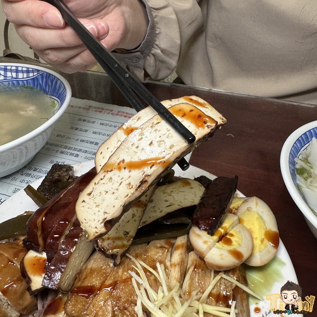 新竹縣竹北美食|張三桌百年小吃。隱藏在巷弄裡百年好滋味麵食館.現滷現賣滷味限量太晚去會買不到.推粄條.乾麵.米粉(菜單地址營業時間電話.邀約)–踢小米食記