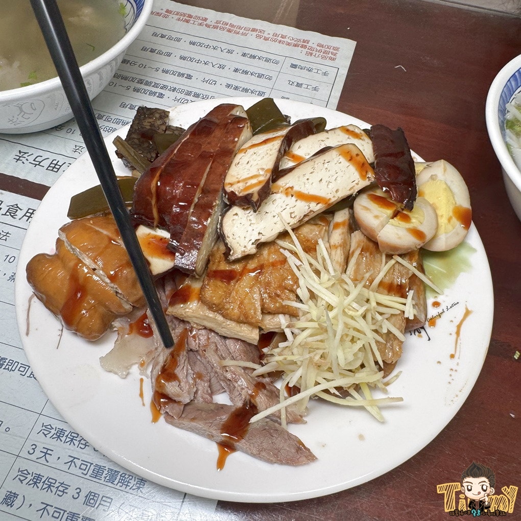 新竹縣竹北美食|張三桌百年小吃。隱藏在巷弄裡百年好滋味麵食館.現滷現賣滷味限量太晚去會買不到.推粄條.乾麵.米粉(菜單地址營業時間電話.邀約)–踢小米食記