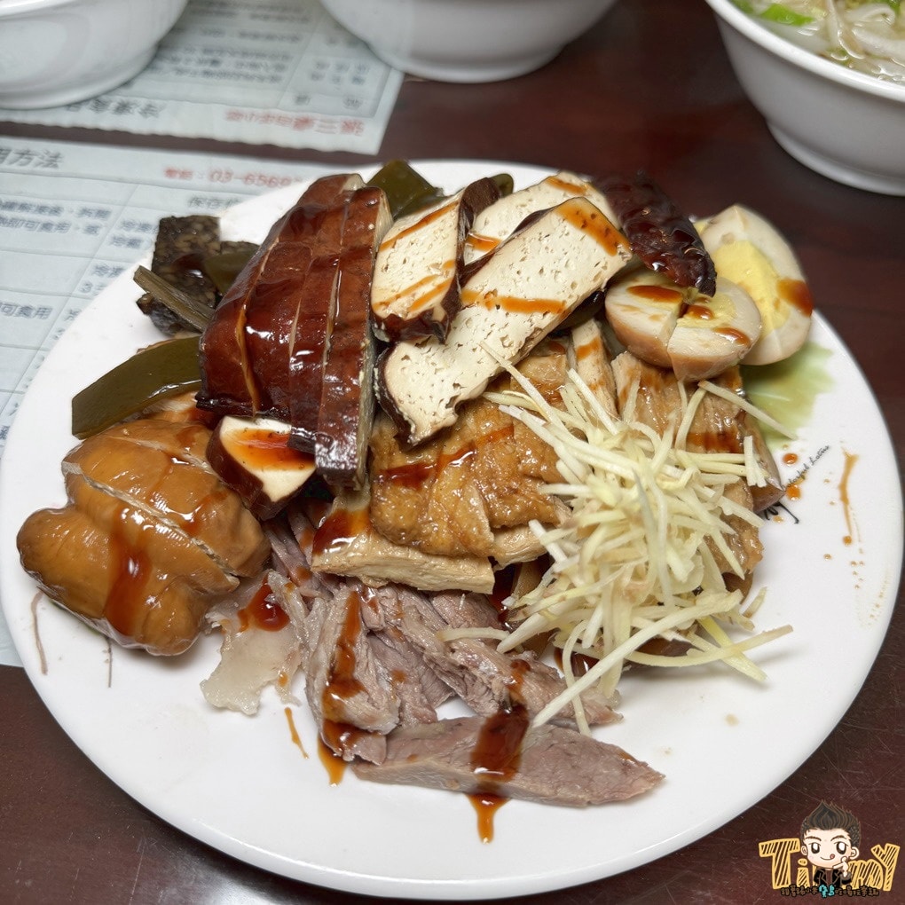 新竹縣竹北美食|張三桌百年小吃。隱藏在巷弄裡百年好滋味麵食館.現滷現賣滷味限量太晚去會買不到.推粄條.乾麵.米粉(菜單地址營業時間電話.邀約)–踢小米食記