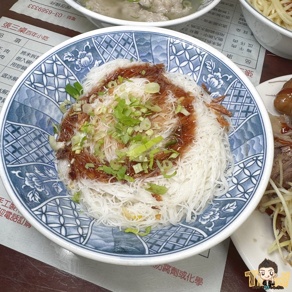 新竹縣竹北美食|張三桌百年小吃。隱藏在巷弄裡百年好滋味麵食館.現滷現賣滷味限量太晚去會買不到.推粄條.乾麵.米粉(菜單地址營業時間電話.邀約)–踢小米食記