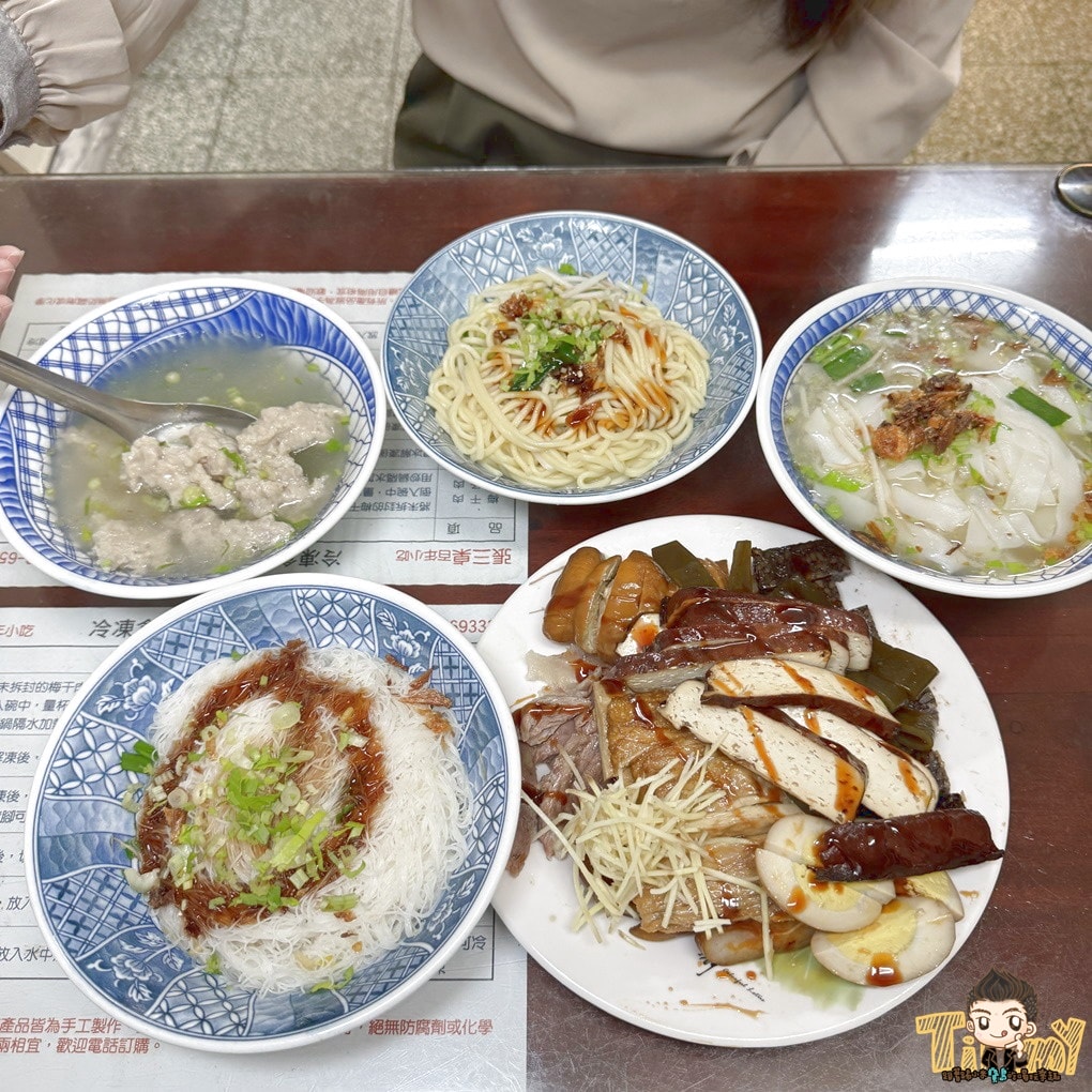 新竹縣竹北美食|張三桌百年小吃。隱藏在巷弄裡百年好滋味麵食館.現滷現賣滷味限量太晚去會買不到.推粄條.乾麵.米粉(菜單地址營業時間電話.邀約)–踢小米食記