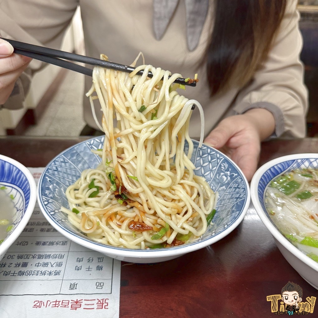 新竹縣竹北美食|張三桌百年小吃。隱藏在巷弄裡百年好滋味麵食館.現滷現賣滷味限量太晚去會買不到.推粄條.乾麵.米粉(菜單地址營業時間電話.邀約)–踢小米食記