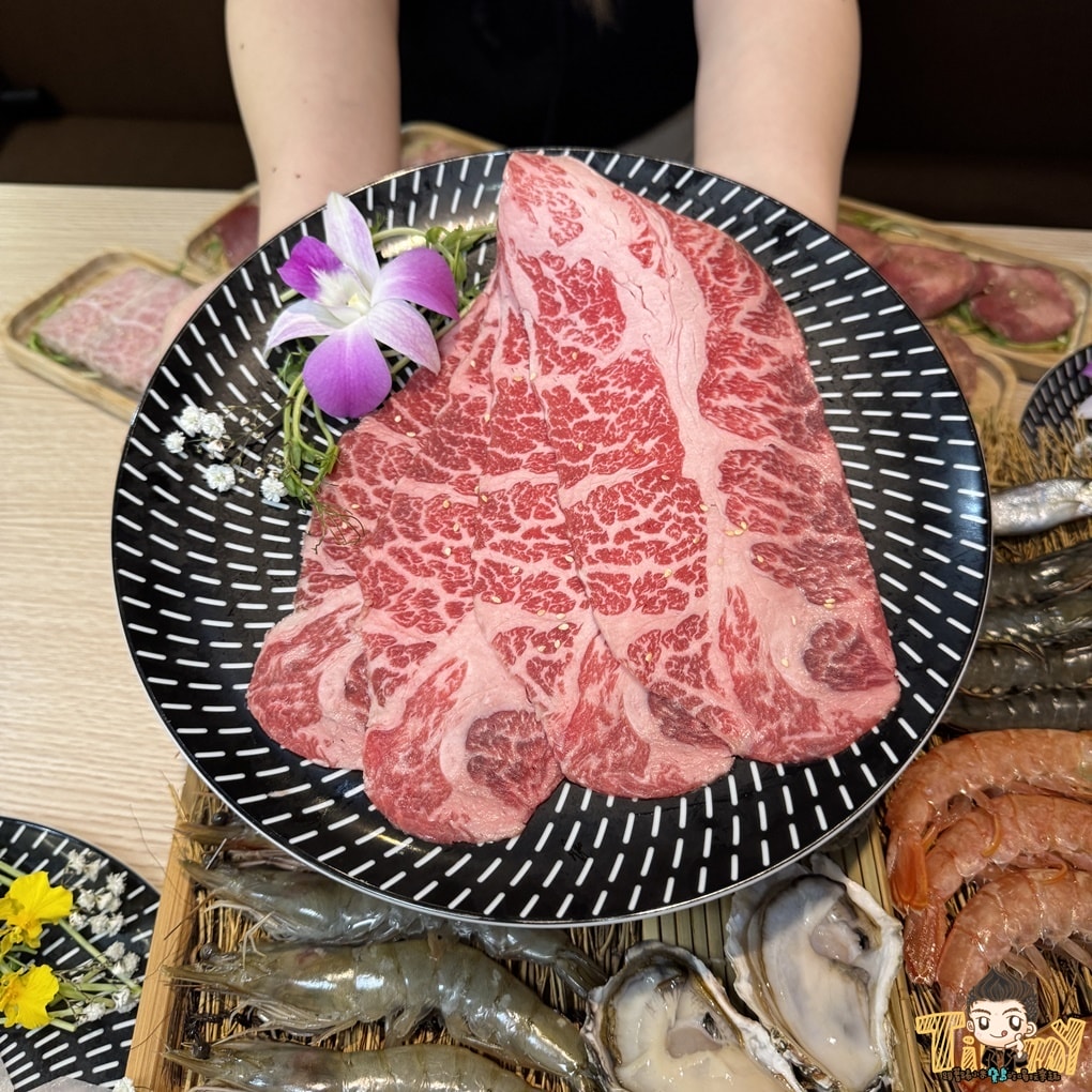 桃園蘆竹燒肉道 酷炫軌道送餐和牛燒肉火鍋吃到飽！ 點餐不卡時間不卡數量可以吃很爽！ (菜單營業時間地址電話)