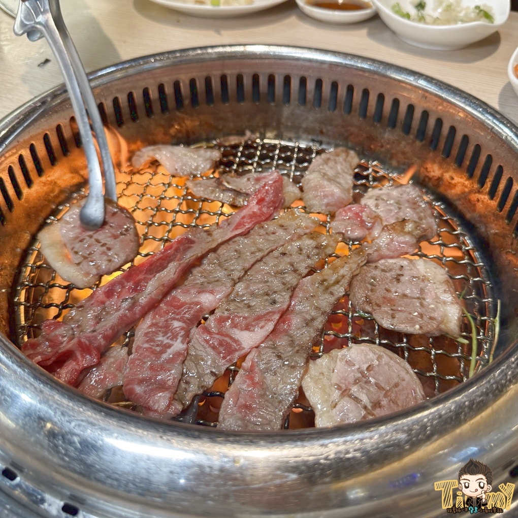 桃園蘆竹燒肉道 酷炫軌道送餐和牛燒肉火鍋吃到飽！ 點餐不卡時間不卡數量可以吃很爽！ (菜單營業時間地址電話)