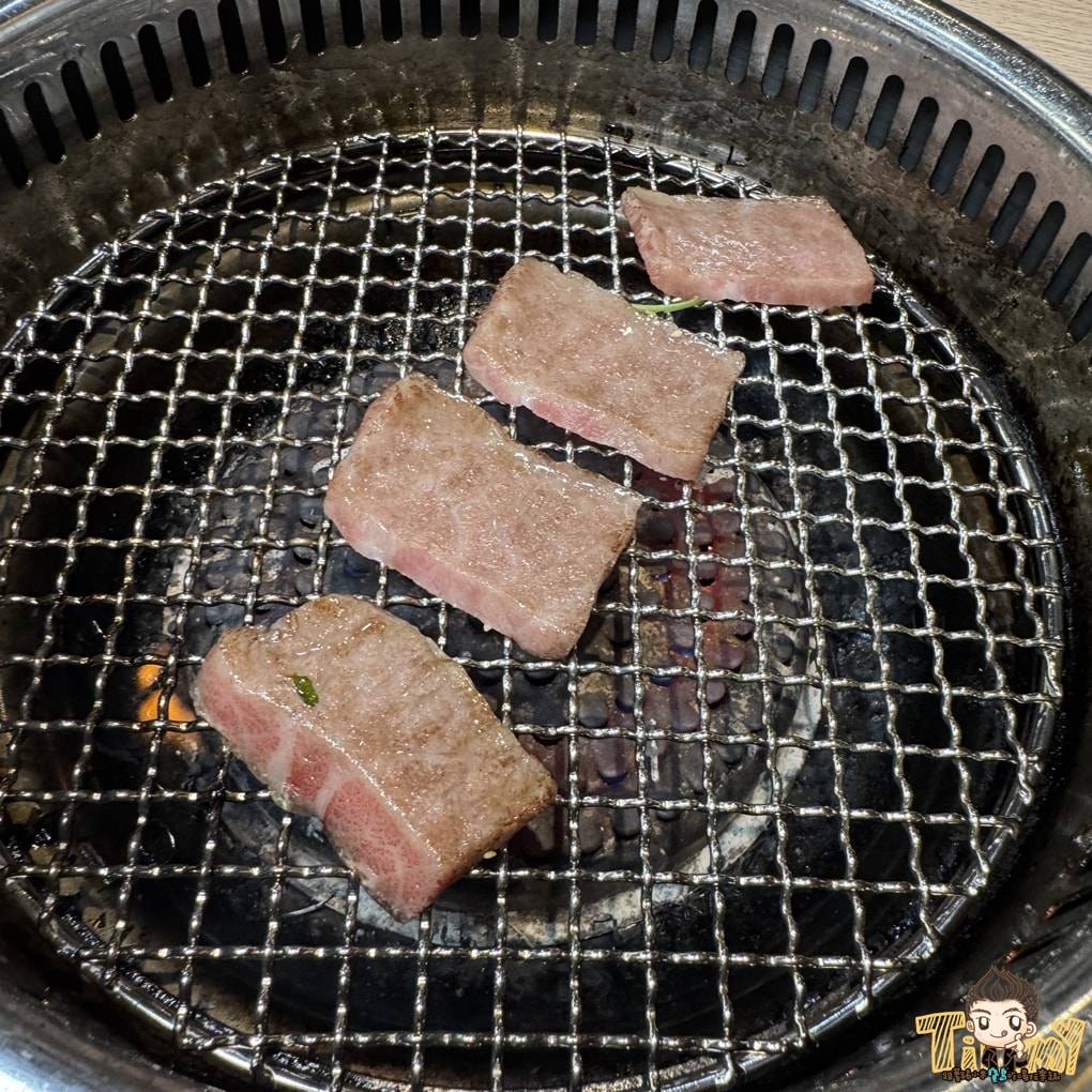 桃園蘆竹燒肉道 酷炫軌道送餐和牛燒肉火鍋吃到飽！ 點餐不卡時間不卡數量可以吃很爽！ (菜單營業時間地址電話)