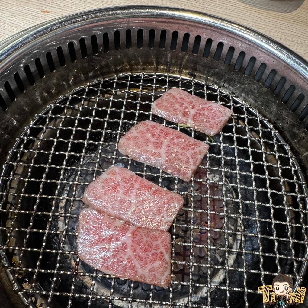 桃園蘆竹燒肉道 酷炫軌道送餐和牛燒肉火鍋吃到飽！ 點餐不卡時間不卡數量可以吃很爽！ (菜單營業時間地址電話)