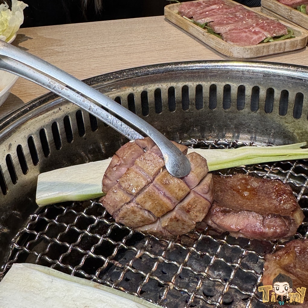 桃園蘆竹燒肉道 酷炫軌道送餐和牛燒肉火鍋吃到飽！ 點餐不卡時間不卡數量可以吃很爽！ (菜單營業時間地址電話)