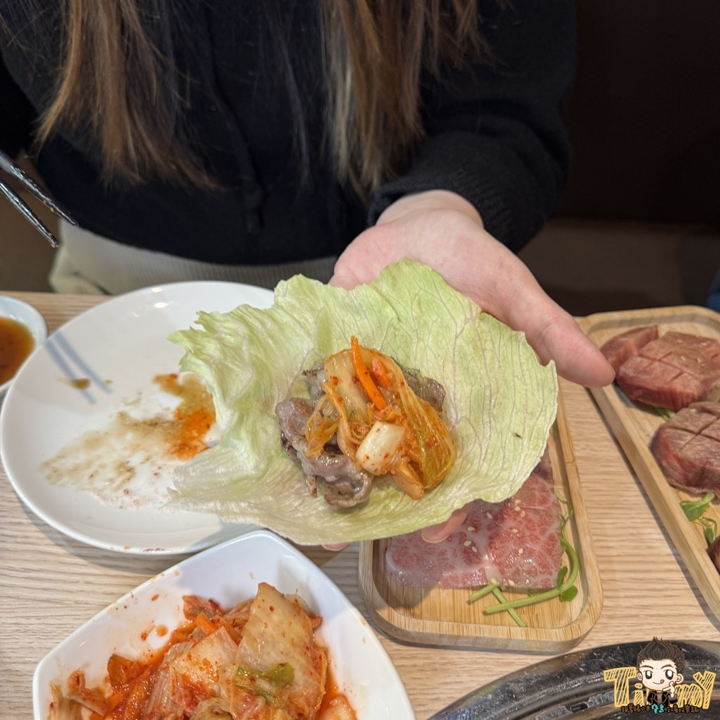 桃園蘆竹燒肉道 酷炫軌道送餐和牛燒肉火鍋吃到飽！ 點餐不卡時間不卡數量可以吃很爽！ (菜單營業時間地址電話)