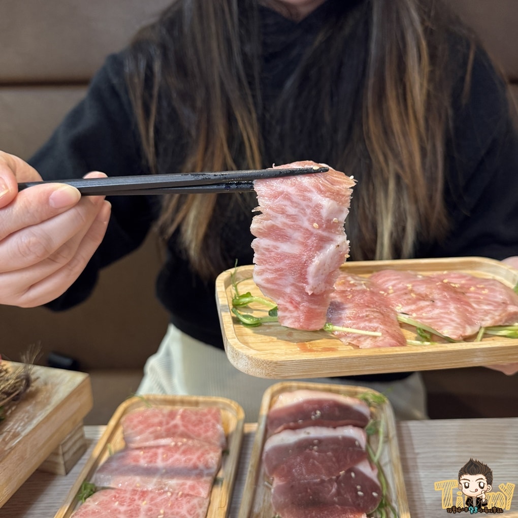 桃園蘆竹燒肉道 酷炫軌道送餐和牛燒肉火鍋吃到飽！ 點餐不卡時間不卡數量可以吃很爽！ (菜單營業時間地址電話)