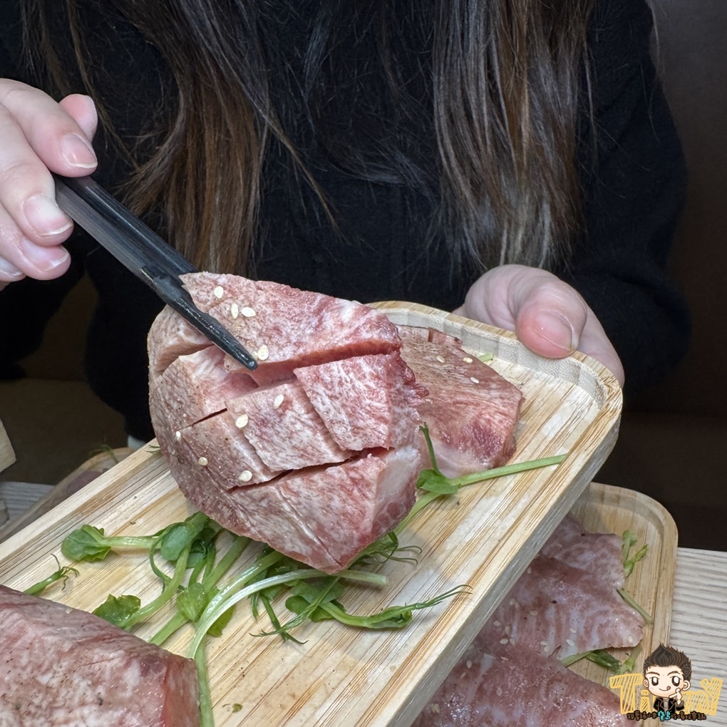 桃園蘆竹燒肉道 酷炫軌道送餐和牛燒肉火鍋吃到飽！ 點餐不卡時間不卡數量可以吃很爽！ (菜單營業時間地址電話)
