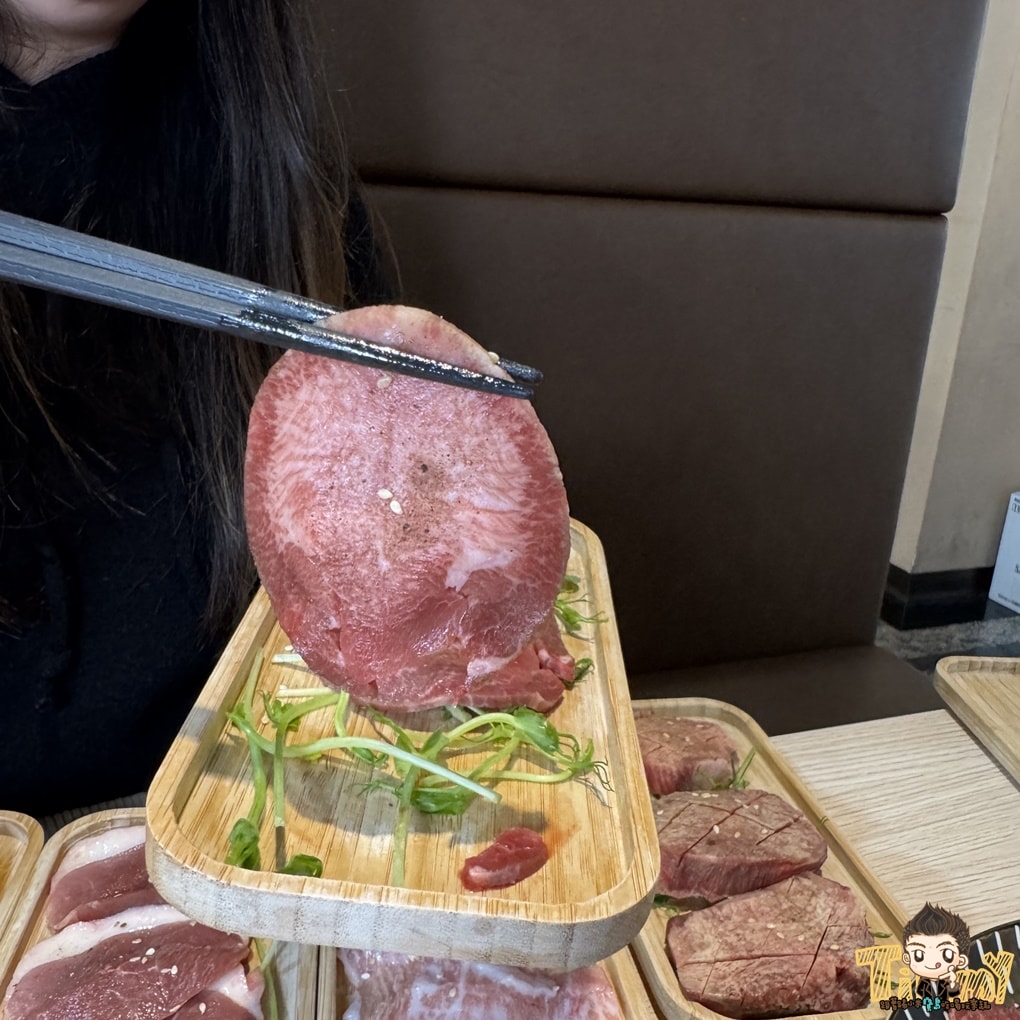 桃園蘆竹燒肉道 酷炫軌道送餐和牛燒肉火鍋吃到飽！ 點餐不卡時間不卡數量可以吃很爽！ (菜單營業時間地址電話)