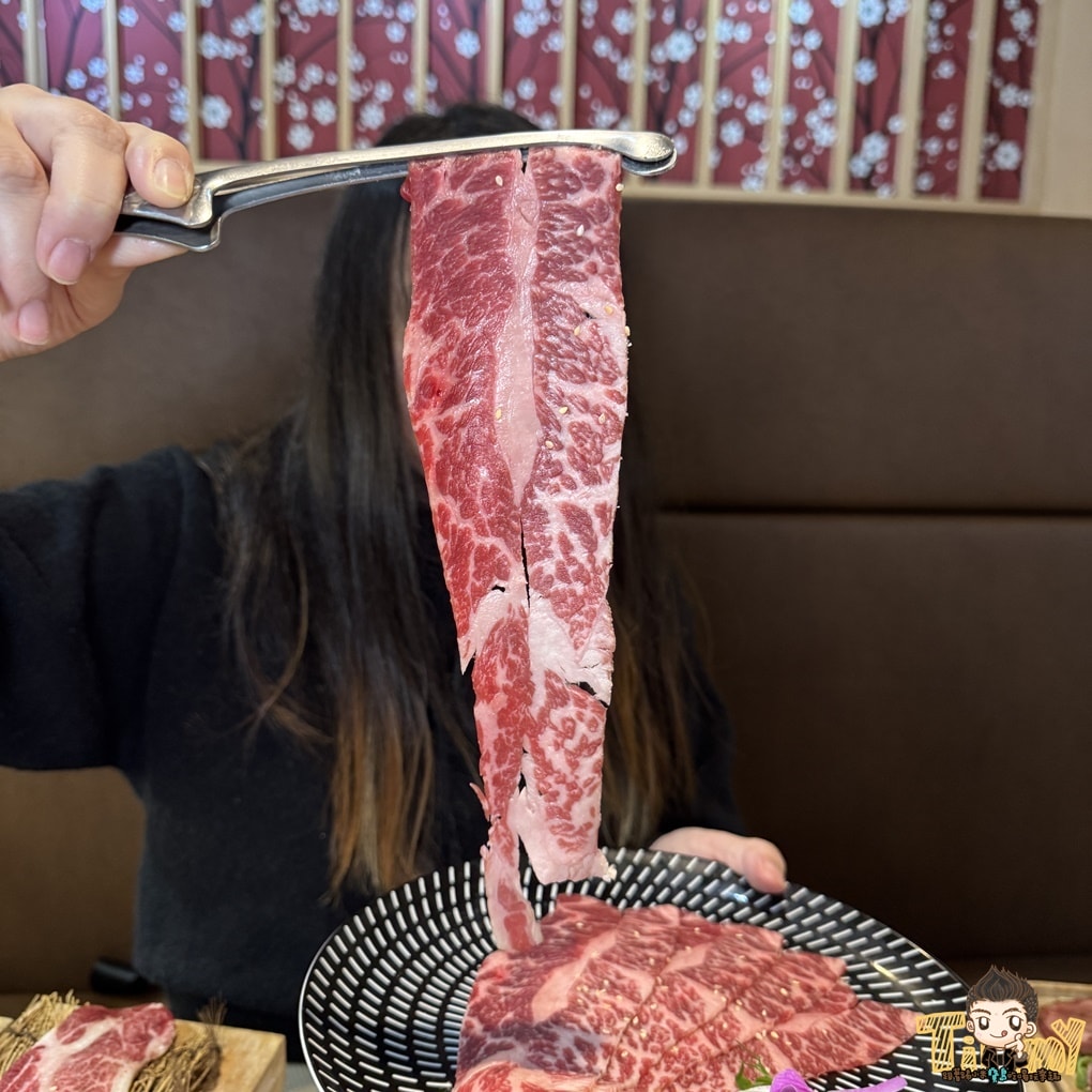 桃園蘆竹燒肉道 酷炫軌道送餐和牛燒肉火鍋吃到飽！ 點餐不卡時間不卡數量可以吃很爽！ (菜單營業時間地址電話)