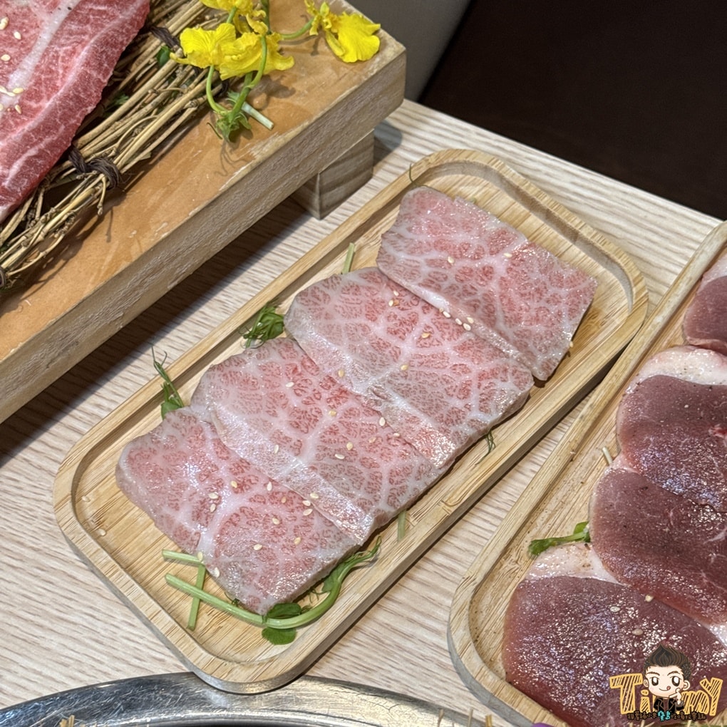 桃園蘆竹燒肉道 酷炫軌道送餐和牛燒肉火鍋吃到飽！ 點餐不卡時間不卡數量可以吃很爽！ (菜單營業時間地址電話)