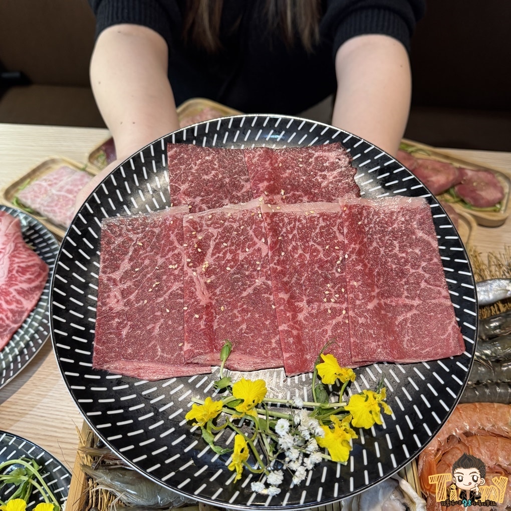 桃園蘆竹燒肉道 酷炫軌道送餐和牛燒肉火鍋吃到飽！ 點餐不卡時間不卡數量可以吃很爽！ (菜單營業時間地址電話)
