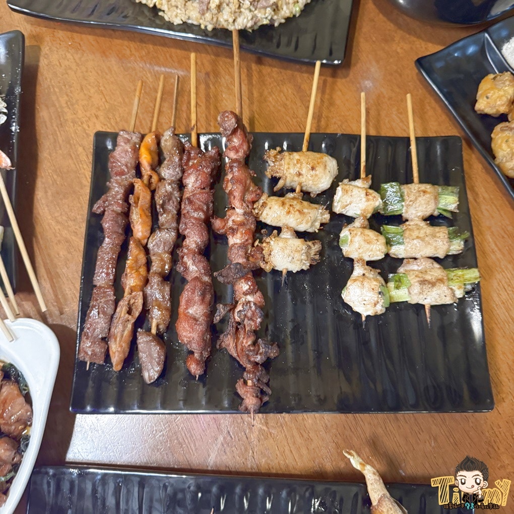 新竹食禾酒藏平價串烤居酒屋！ 有炭烤香的串烤40元起！ 烤活蝦.定食.生魚片深夜食堂！ (菜單營業時間地址電話)