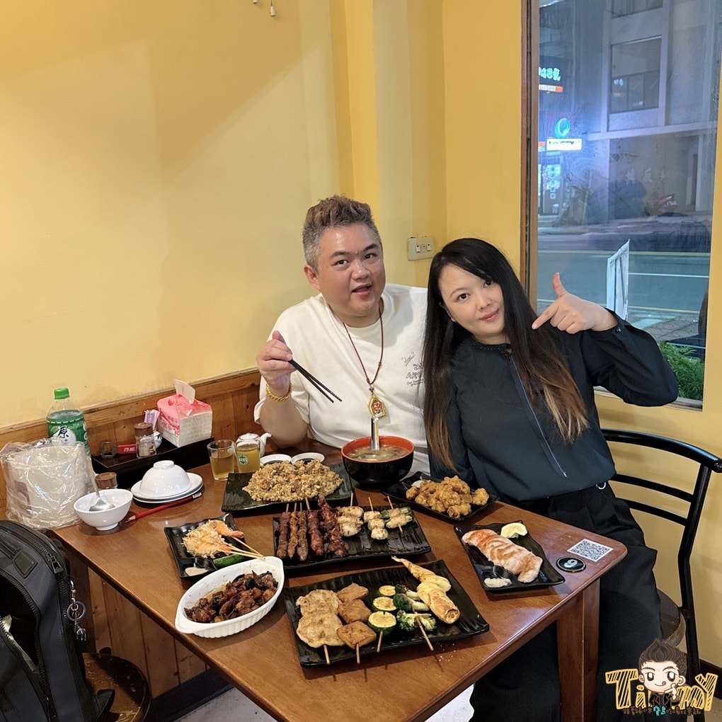新竹食禾酒藏平價串烤居酒屋！ 有炭烤香的串烤40元起！ 烤活蝦.定食.生魚片深夜食堂！ (菜單營業時間地址電話)