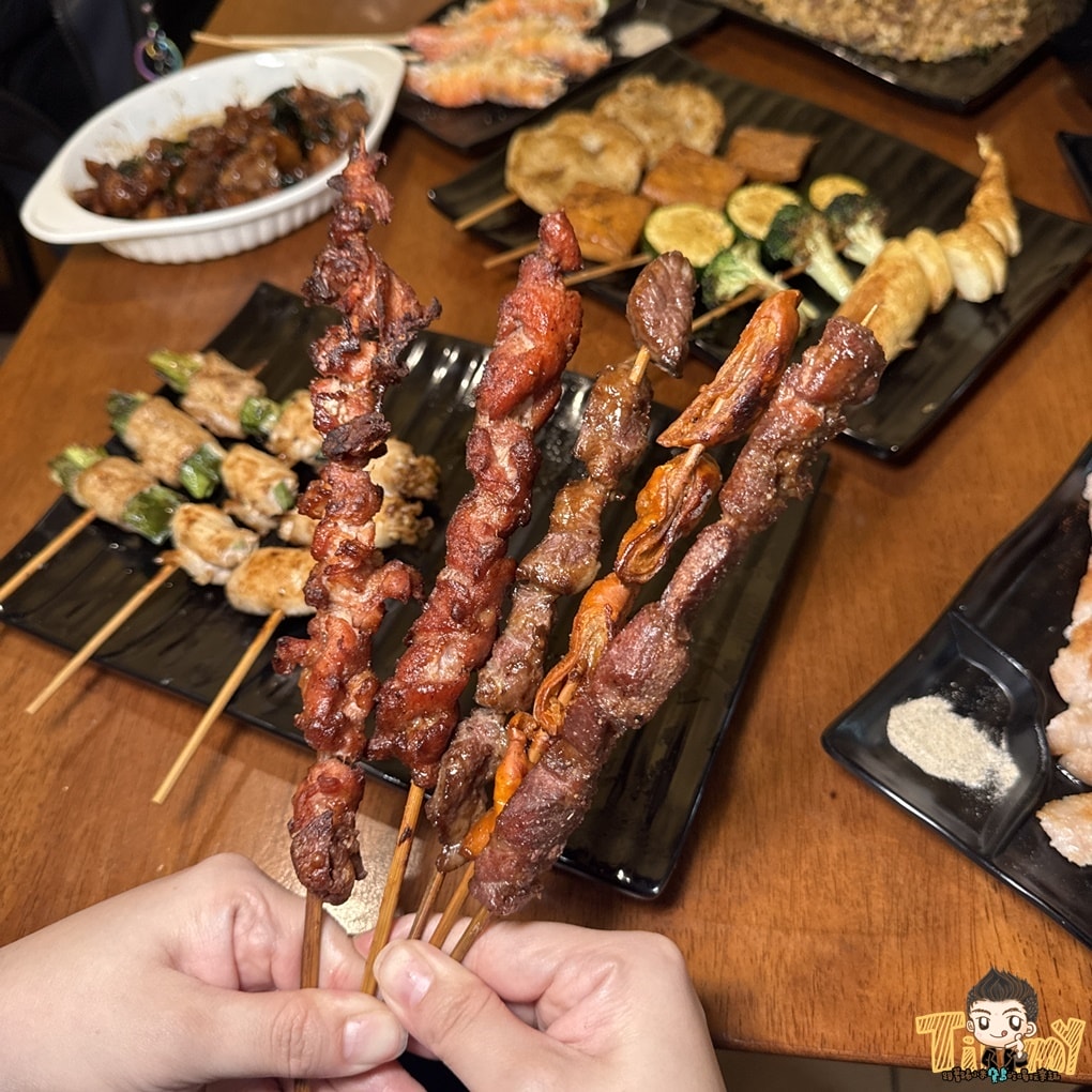 新竹食禾酒藏平價串烤居酒屋！ 有炭烤香的串烤40元起！ 烤活蝦.定食.生魚片深夜食堂！ (菜單營業時間地址電話)