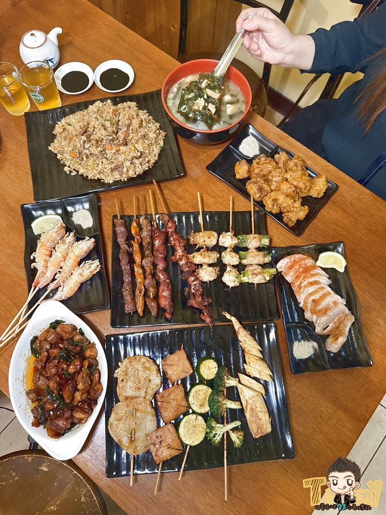 新竹食禾酒藏平價串烤居酒屋！ 有炭烤香的串烤40元起！ 烤活蝦.定食.生魚片深夜食堂！ (菜單營業時間地址電話)