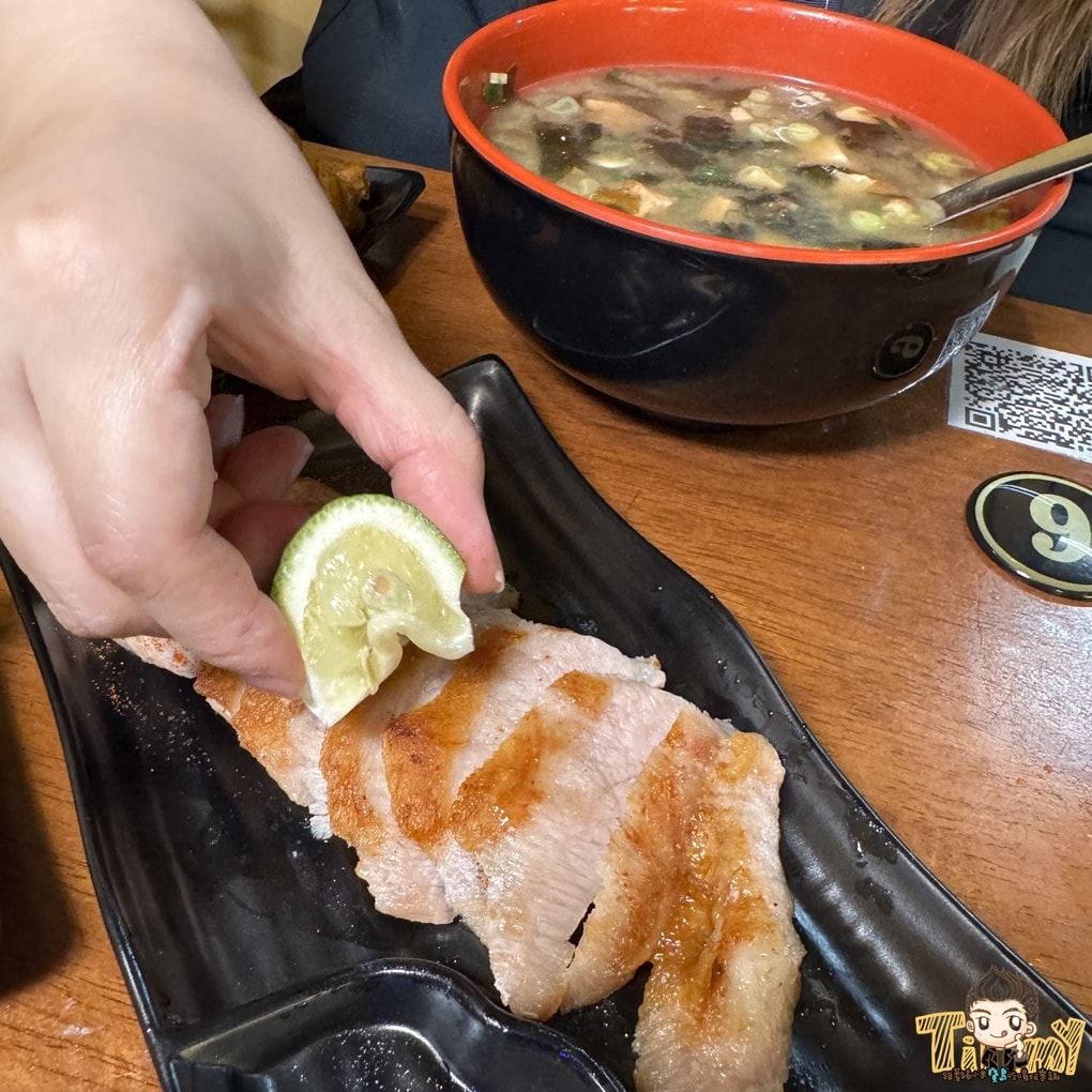 新竹食禾酒藏平價串烤居酒屋！ 有炭烤香的串烤40元起！ 烤活蝦.定食.生魚片深夜食堂！ (菜單營業時間地址電話)