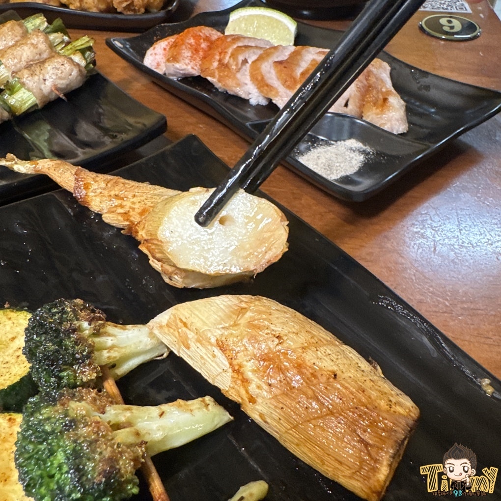 新竹食禾酒藏平價串烤居酒屋！ 有炭烤香的串烤40元起！ 烤活蝦.定食.生魚片深夜食堂！ (菜單營業時間地址電話)