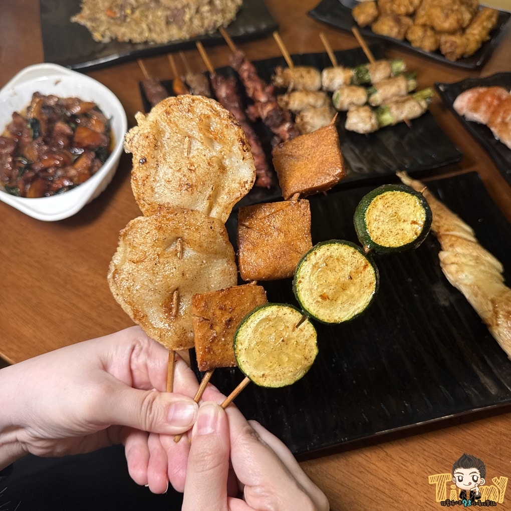 新竹食禾酒藏平價串烤居酒屋！ 有炭烤香的串烤40元起！ 烤活蝦.定食.生魚片深夜食堂！ (菜單營業時間地址電話)