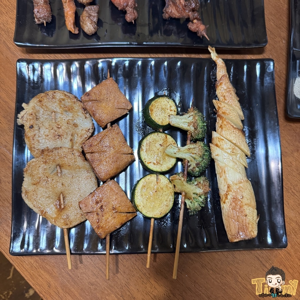 新竹食禾酒藏平價串烤居酒屋！ 有炭烤香的串烤40元起！ 烤活蝦.定食.生魚片深夜食堂！ (菜單營業時間地址電話)
