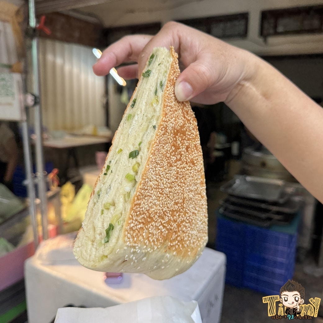 新竹老北京蔥花燒餅王。 竹北市場必買小吃！一禮拜只賣一天！ 比臉大的燒餅爆多蔥+胡椒香！ (菜單營業時間地址電話)