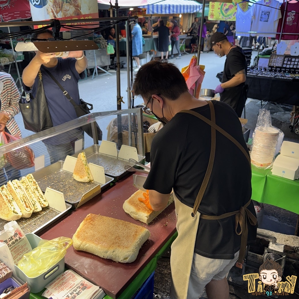 新竹老北京蔥花燒餅王。 竹北市場必買小吃！一禮拜只賣一天！ 比臉大的燒餅爆多蔥+胡椒香！ (菜單營業時間地址電話)