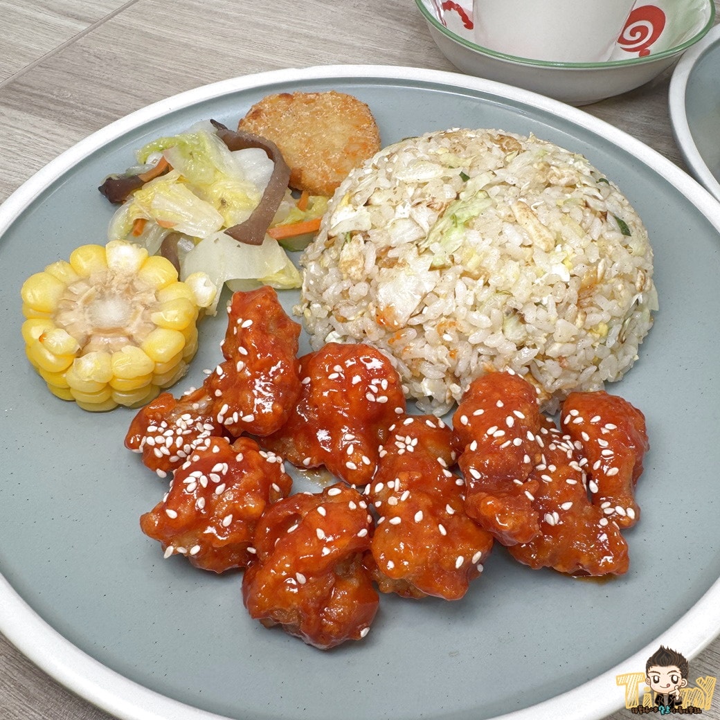 新竹縣竹北本味初光。平價炒飯還附日式豬排。小菜超值享受 (菜單營業時間地址電話)