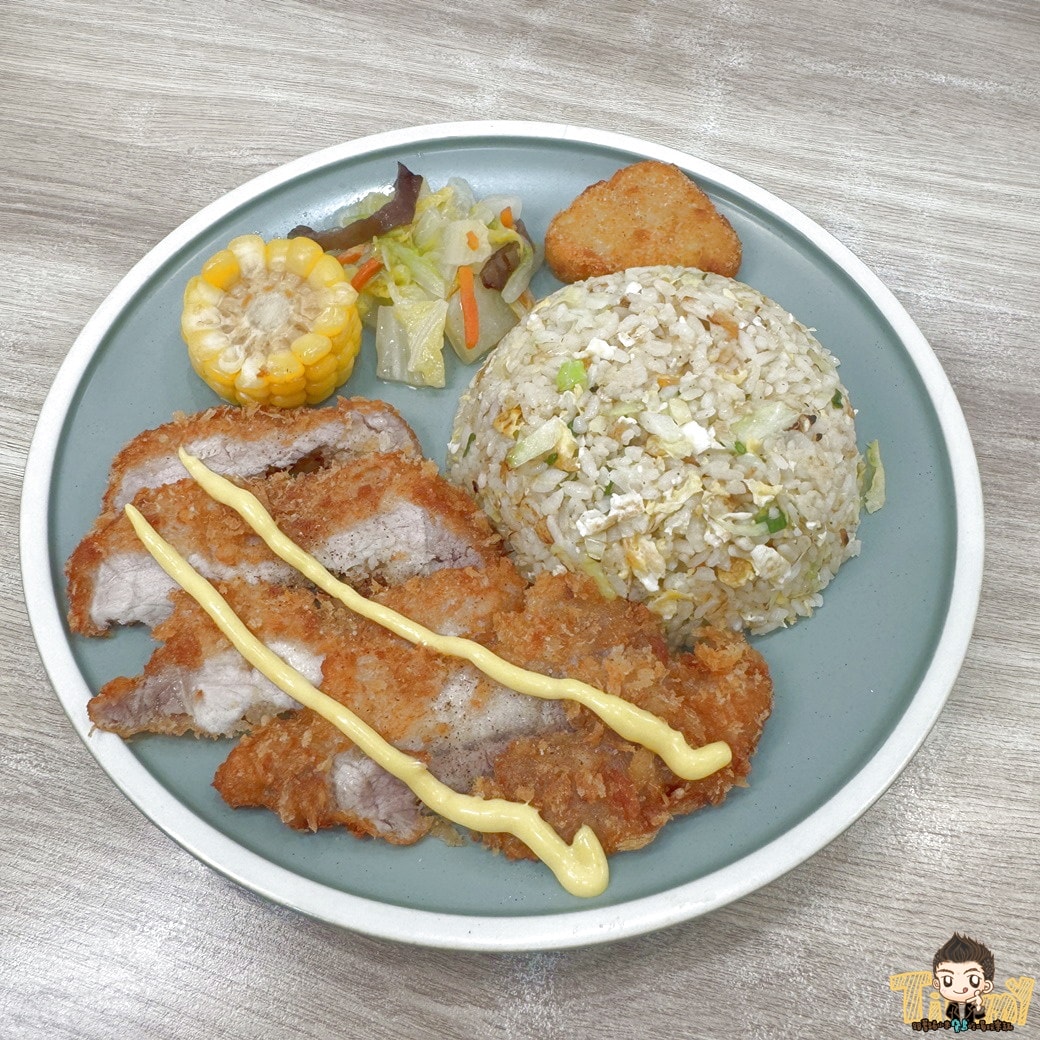 新竹縣竹北本味初光。平價炒飯還附日式豬排。小菜超值享受 (菜單營業時間地址電話)