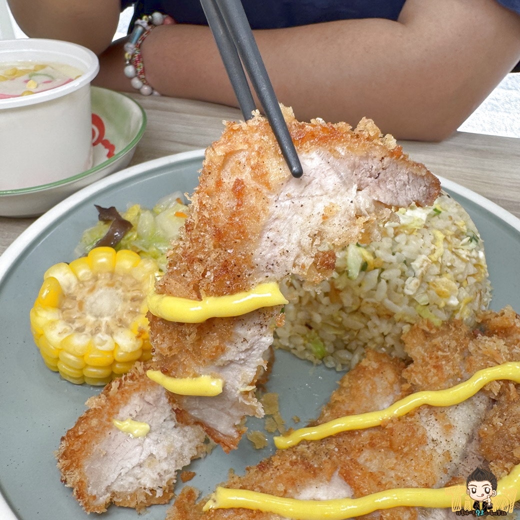 新竹縣竹北本味初光。平價炒飯還附日式豬排。小菜超值享受 (菜單營業時間地址電話)