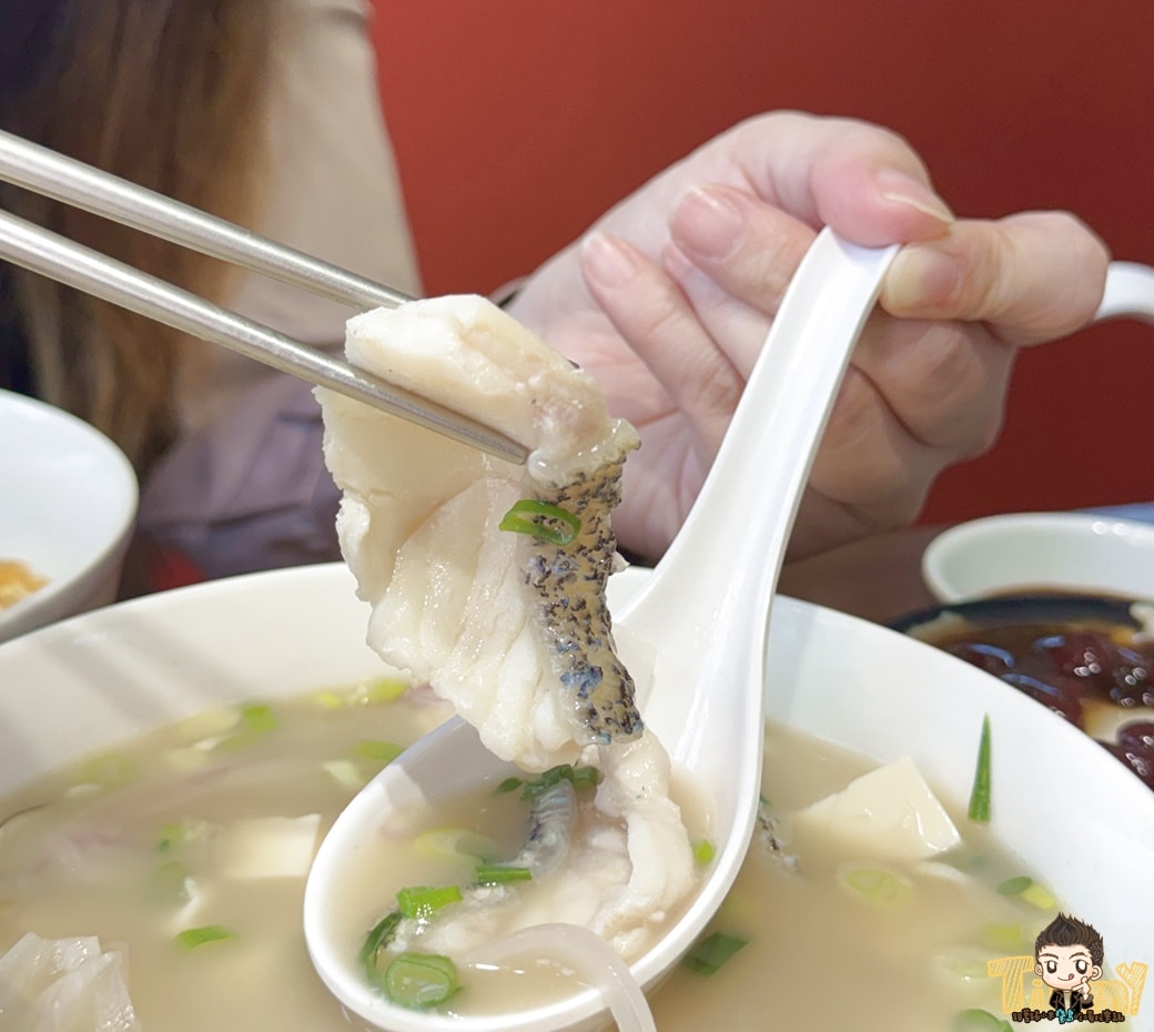 新竹.竹北魚氏湯麵。 可能是新竹最有膠質的魚湯麵！ 丸龜平替版天婦羅炸物隨意選！ 台式滷味小菜！ (菜單營業時間地址電話)
