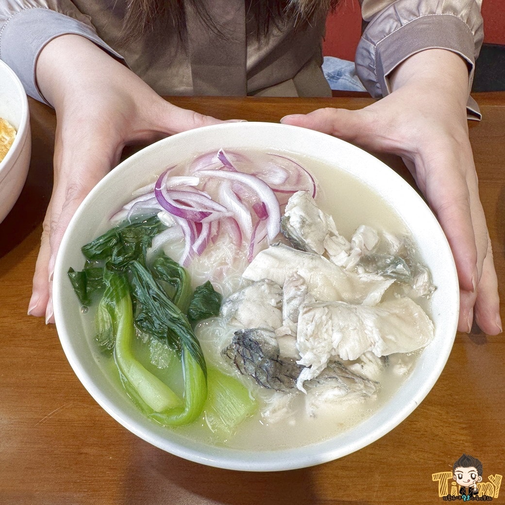 新竹.竹北魚氏湯麵。 可能是新竹最有膠質的魚湯麵！ 丸龜平替版天婦羅炸物隨意選！ 台式滷味小菜！ (菜單營業時間地址電話)