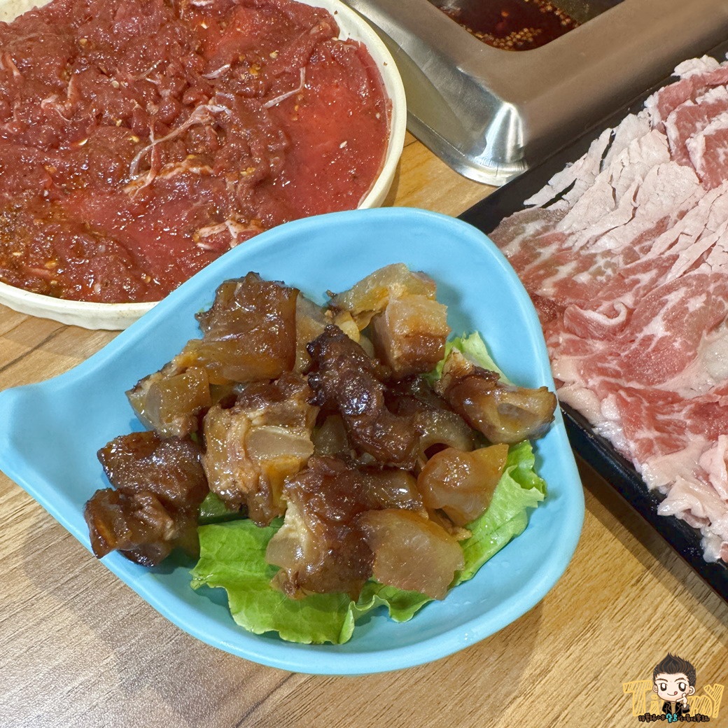 新竹縣竹北重慶ㄠ妹火鍋 新開幕重慶人開的道地麻火鍋！ 必點雙椒牛肉+大片毛肚七上八下。 (菜單營業時間地址電話)
