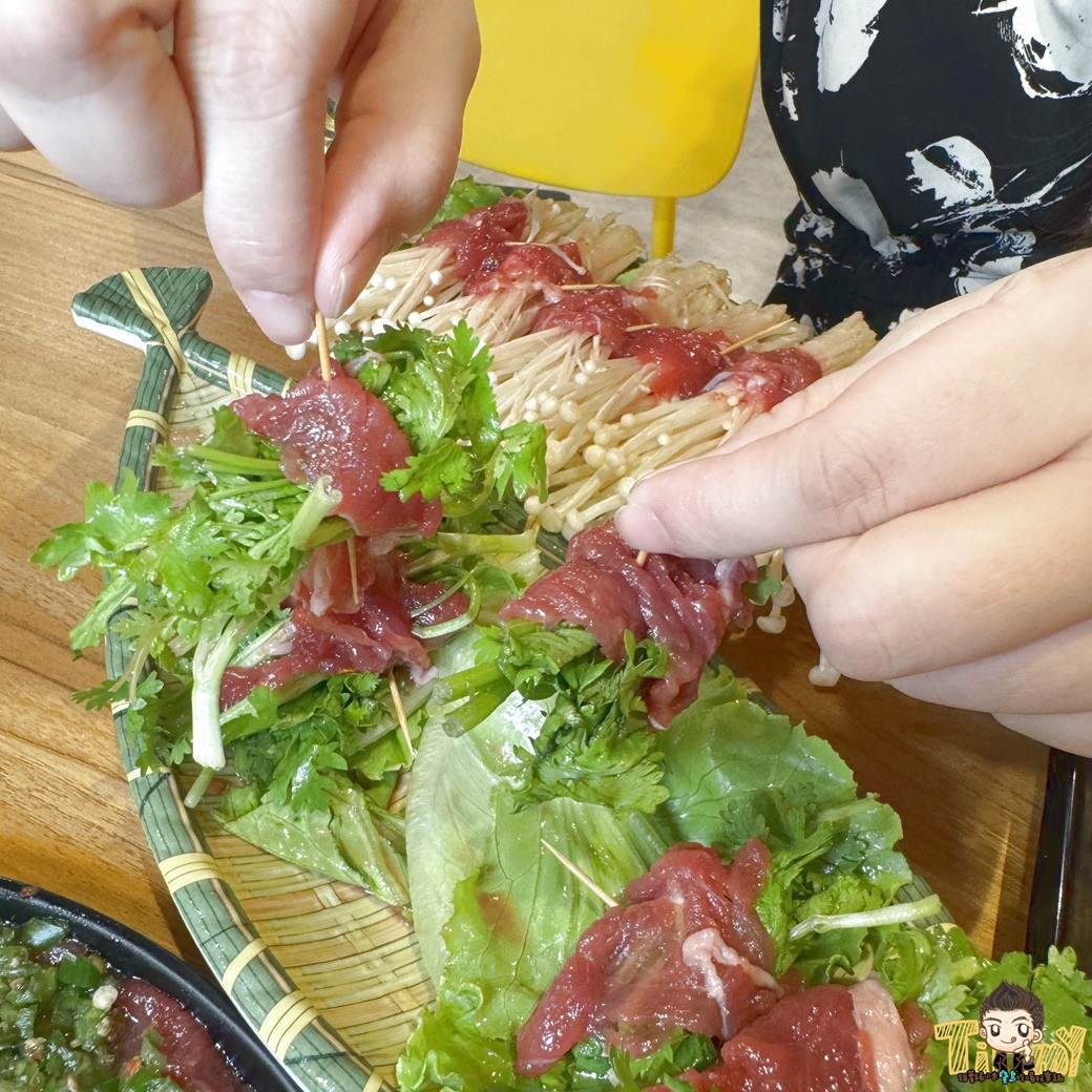 新竹縣竹北重慶ㄠ妹火鍋 新開幕重慶人開的道地麻火鍋！ 必點雙椒牛肉+大片毛肚七上八下。 (菜單營業時間地址電話)