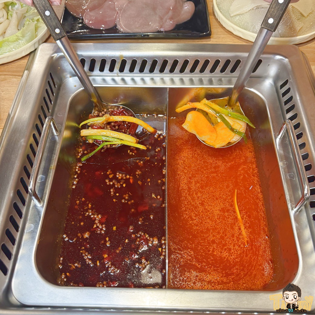 新竹縣竹北重慶ㄠ妹火鍋 新開幕重慶人開的道地麻火鍋！ 必點雙椒牛肉+大片毛肚七上八下。 (菜單營業時間地址電話)
