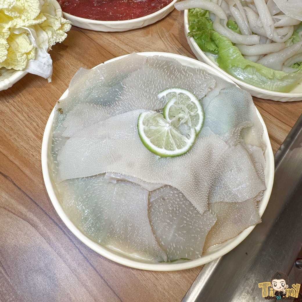 新竹縣竹北重慶ㄠ妹火鍋 新開幕重慶人開的道地麻火鍋！ 必點雙椒牛肉+大片毛肚七上八下。 (菜單營業時間地址電話)