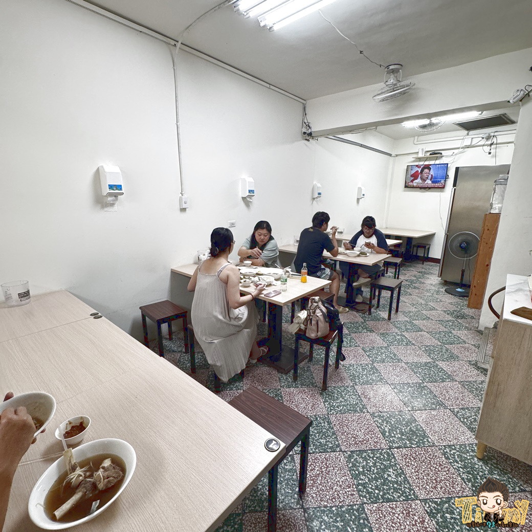 新竹源高雄當歸羊肉 原塊羊肉炒麵 110元羊肉炒麵及羊肉燴飯 130元就有3大根羊大骨的湯品！ (菜單營業時間地址電話)